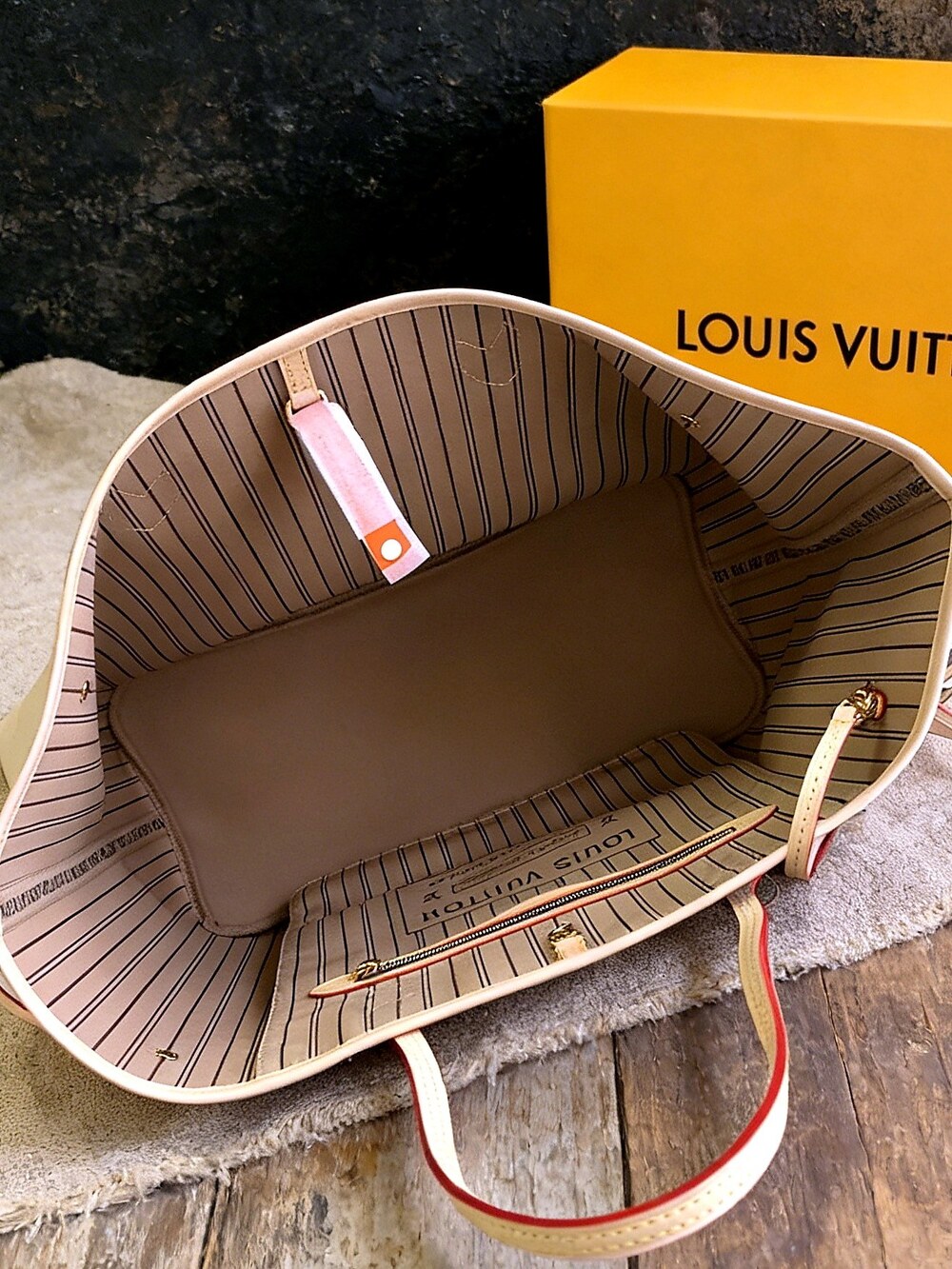 Louis Vuitton Monogram Neverfull GM Tote with Beige Lining - Picture 6 of 6